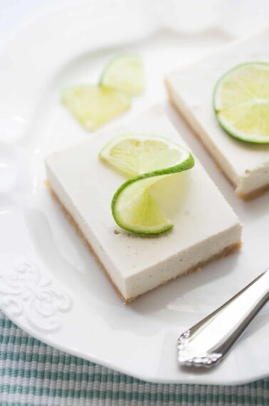 vegan key lime pie bars garnished with lime slices