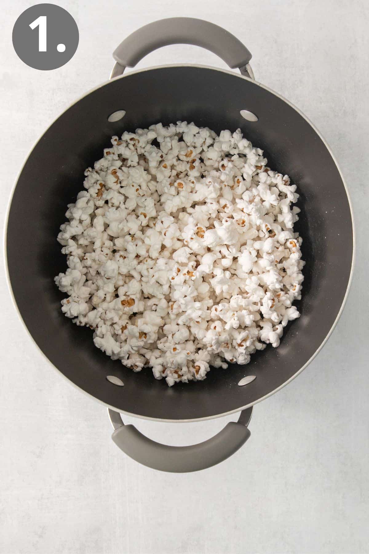 A pot of popped popcorn kernels